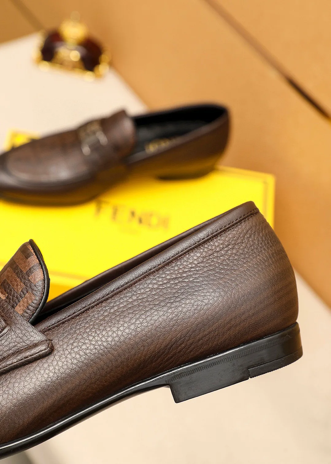 Men's shoes 💰442 💐 Product trademark: FENDI [Fendi] casual leather shoes Regular size: 38-44 (45🉑️customized) Product materials: Selected imported first-layer pebbled cowhide laser upper + luxury hardware buckle, imported cowhide leather lining. Strong three-dimensional visual effect, rubber outsole Color: 1⃣️color optional